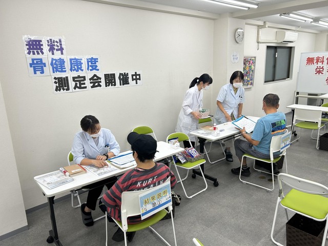 第79回健康サポート相談会「骨健康度測定会」の様子02